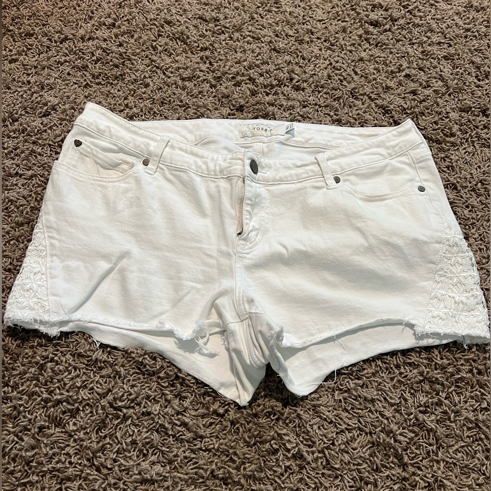 Torrid White Denim Shorts SZ 16